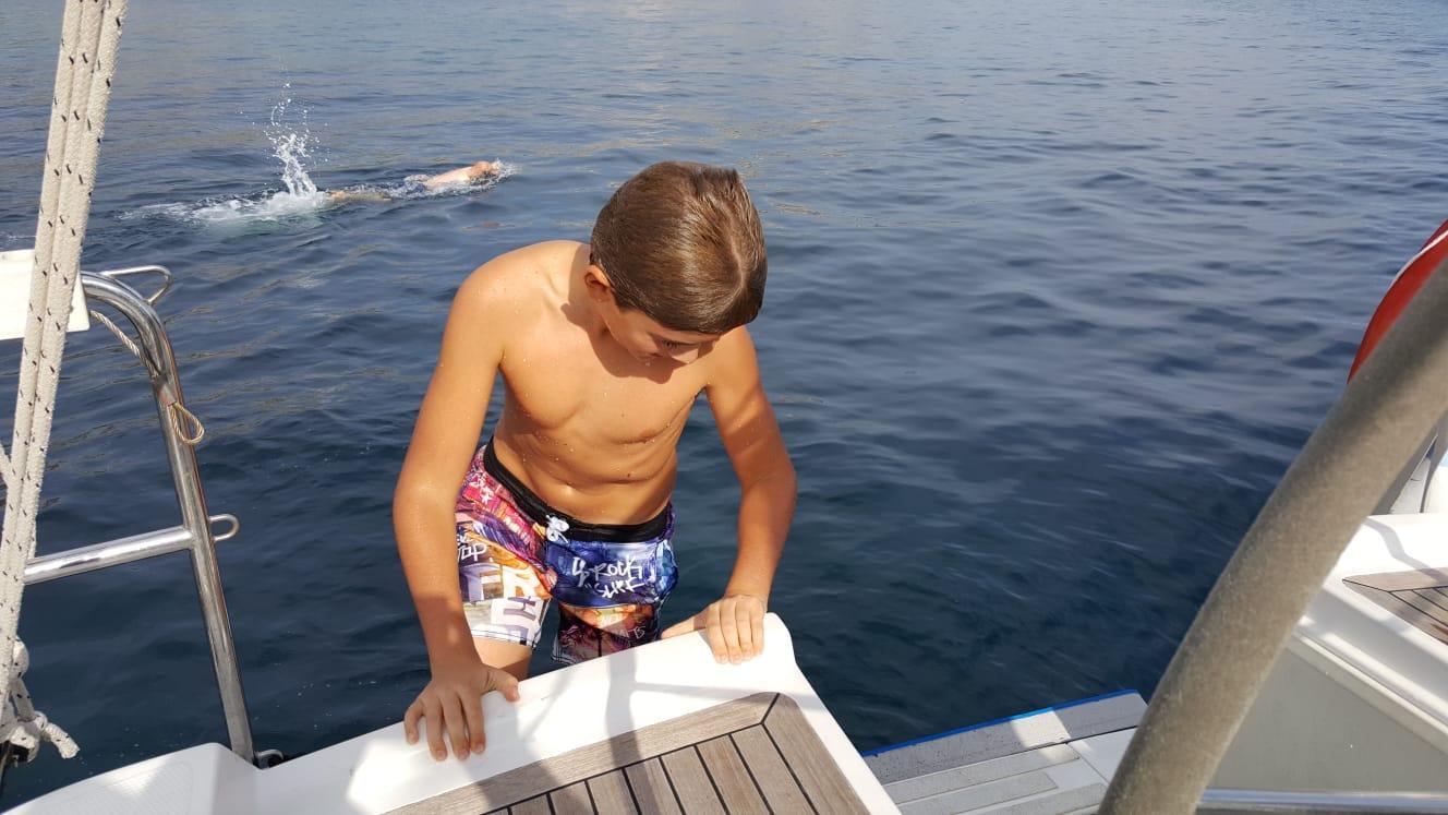 Enfant qui sort de leau